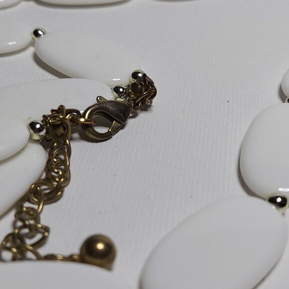 White oval beads with silvertone spacers 60" - Picture 3 of 5